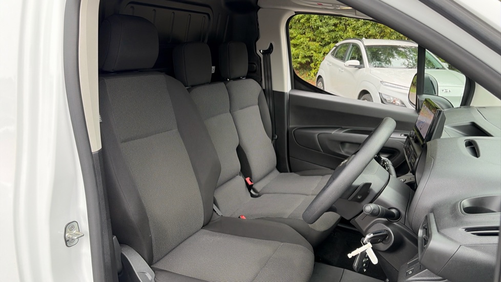 Vauxhall Combo Cargo Combo Electric 100kW Pro 52kWh H1 Van Auto - Image 6