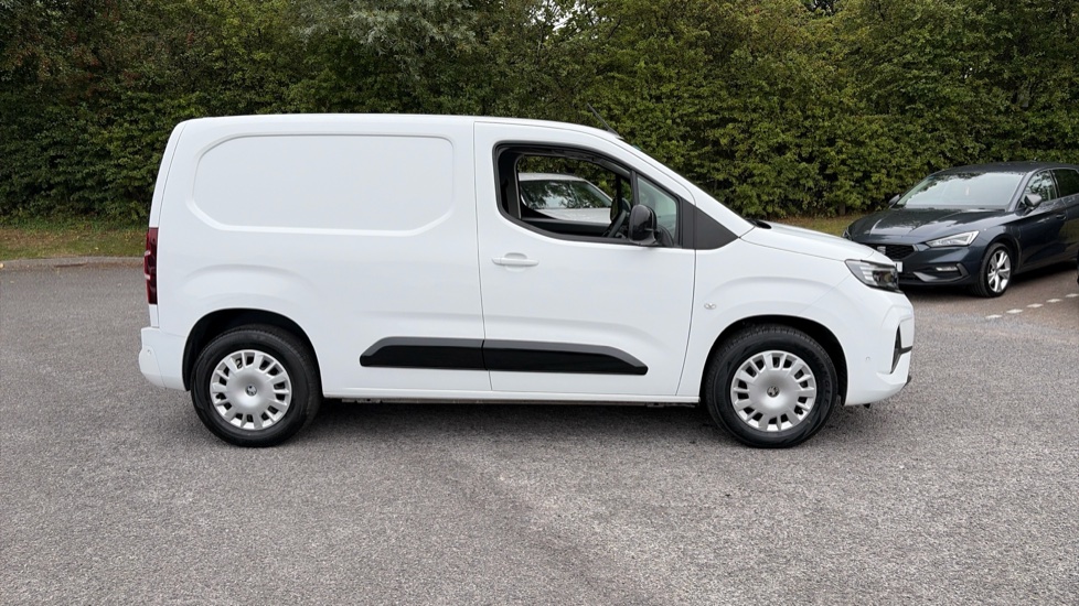 Vauxhall Combo Cargo Combo Electric 100kW Pro 52kWh H1 Van Auto - Image 9