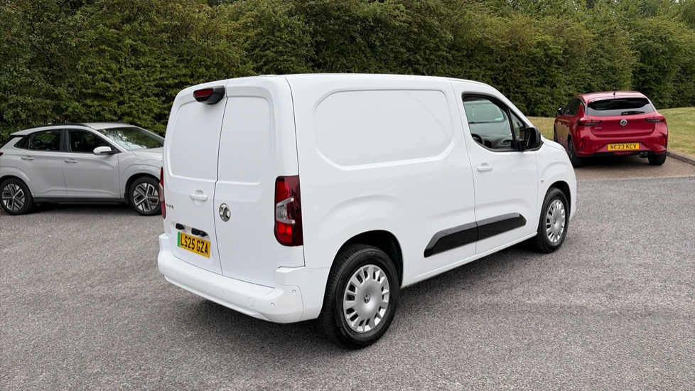 Vauxhall Combo Cargo Combo Electric 100kW Pro 52kWh H1 Van Auto - Image 10