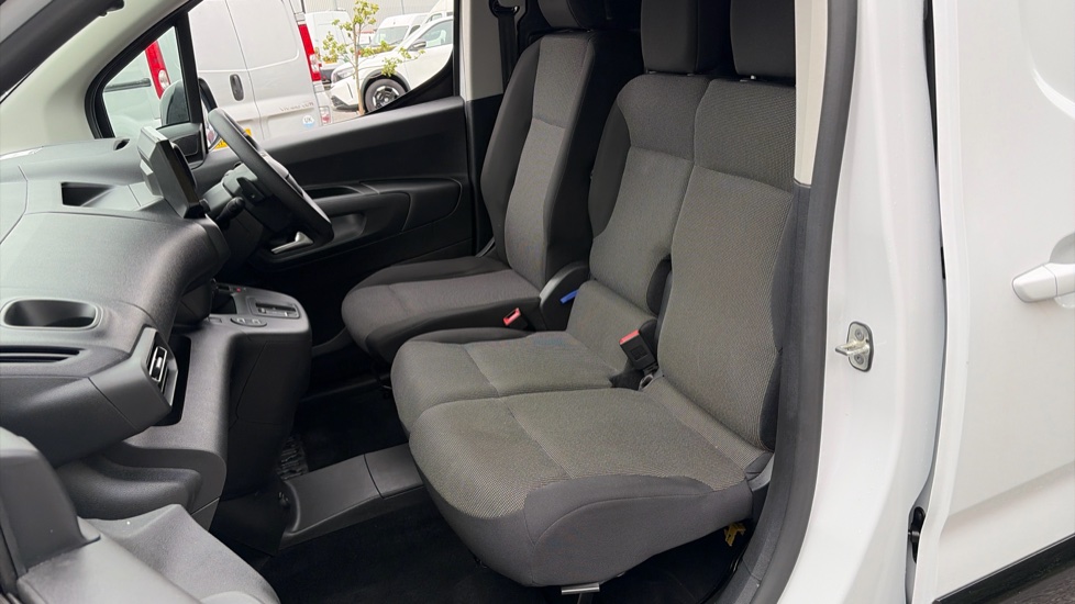 Vauxhall Combo Cargo Combo Electric 100kW Pro 52kWh H1 Van Auto - Image 13