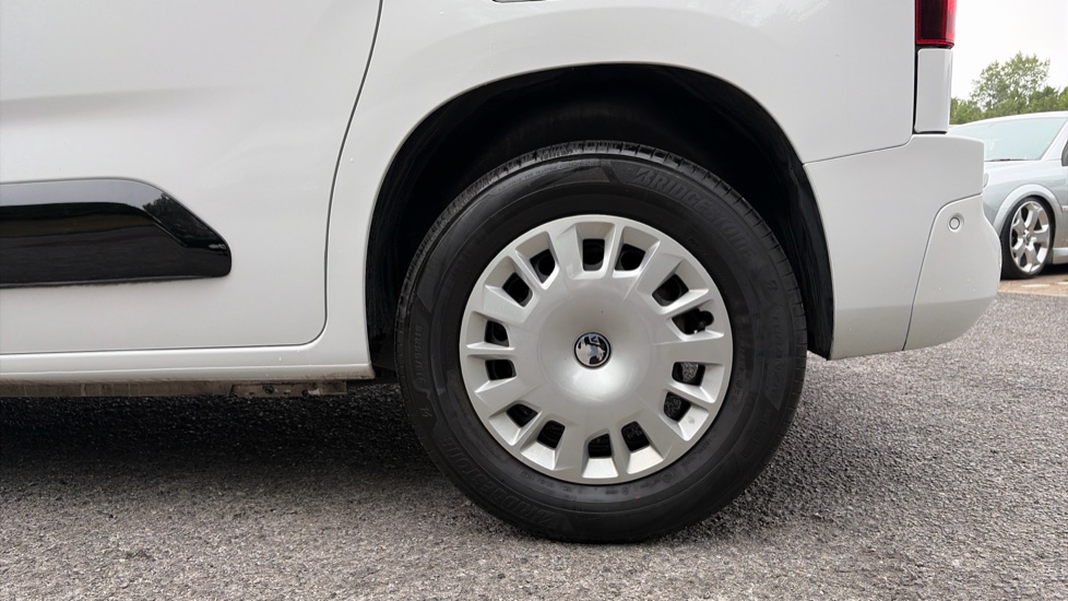 Vauxhall Combo Cargo Combo Electric 100kW Pro 52kWh H1 Van Auto - Image 17