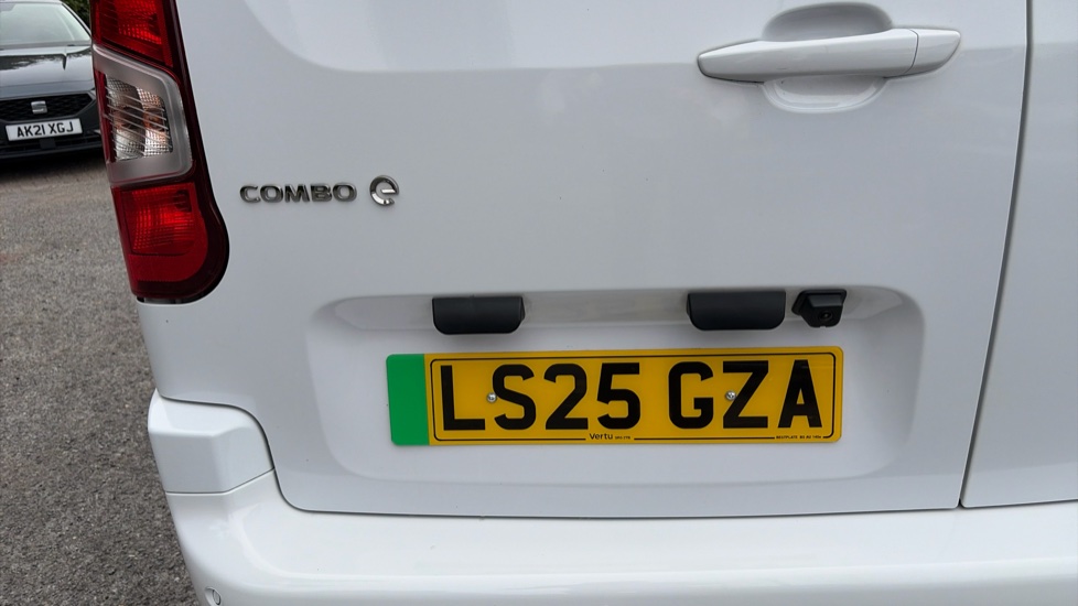 Vauxhall Combo Cargo Combo Electric 100kW Pro 52kWh H1 Van Auto - Image 25