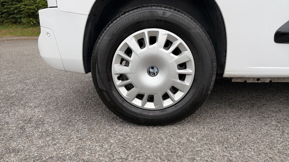 Vauxhall Combo Cargo Combo Electric 100kW Pro 52kWh H1 Van Auto - Image 28