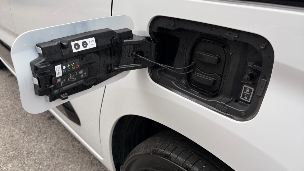 Vauxhall Combo Cargo Combo Electric 100kW Pro 52kWh H1 Van Auto - Image 32