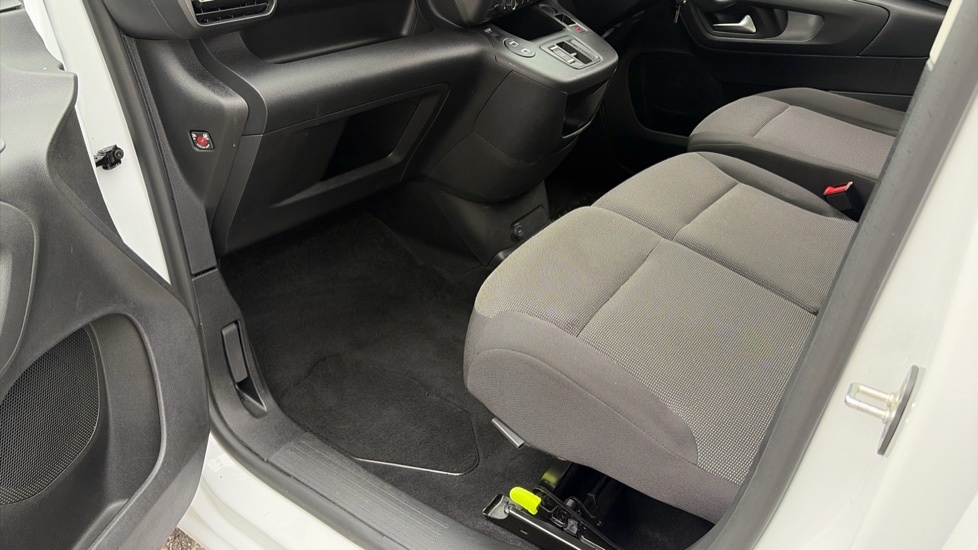 Vauxhall Combo Cargo Combo Electric 100kW Pro 52kWh H1 Van Auto - Image 38
