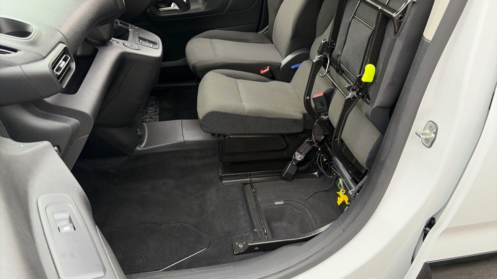 Vauxhall Combo Cargo Combo Electric 100kW Pro 52kWh H1 Van Auto - Image 39