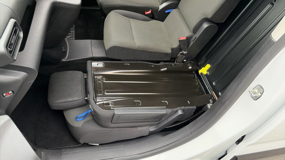 Vauxhall Combo Cargo Combo Electric 100kW Pro 52kWh H1 Van Auto - Image 40