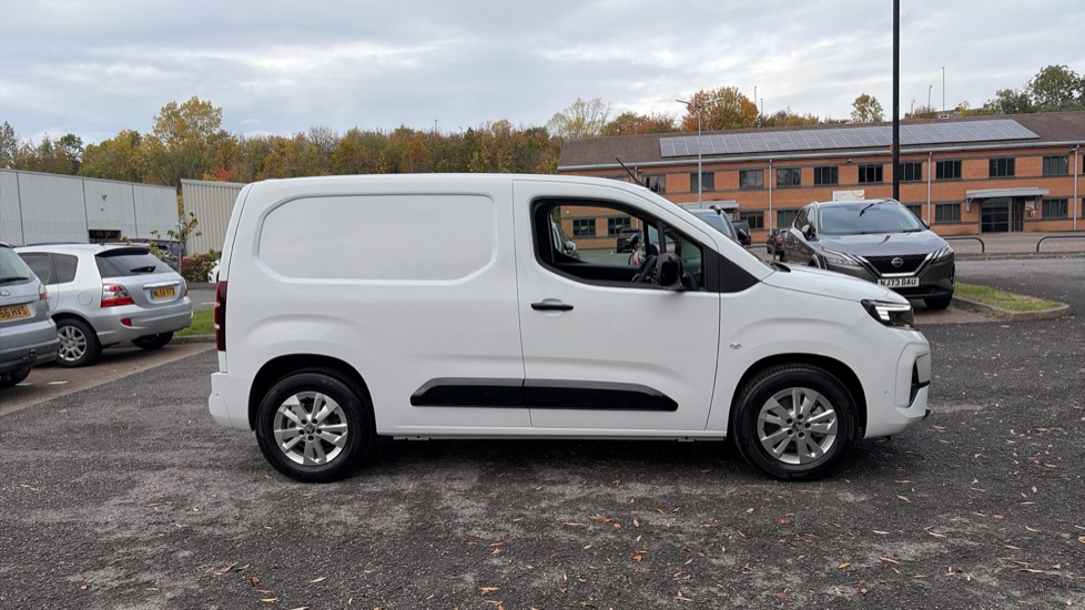 Vauxhall Combo Cargo Combo Electric 100kW Pro 52kWh H1 Van Auto - Image 9