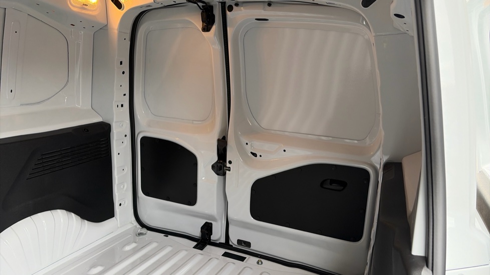 Vauxhall Combo Cargo Combo Electric 100kW Pro 52kWh H1 Van Auto - Image 14