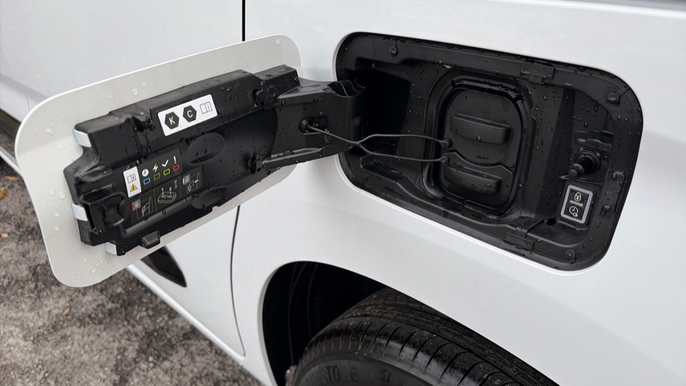 Vauxhall Combo Cargo Combo Electric 100kW Pro 52kWh H1 Van Auto - Image 28