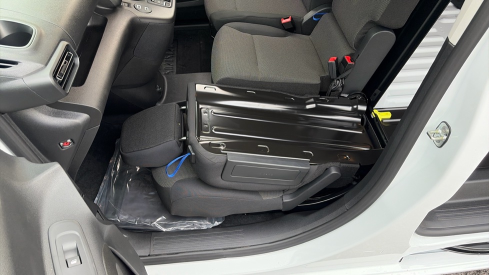Vauxhall Combo Cargo Combo Electric 100kW Pro 52kWh H1 Van Auto - Image 37