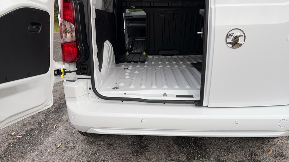Vauxhall Combo Cargo Combo Electric 100kW Pro 52kWh H1 Van Auto - Image 38