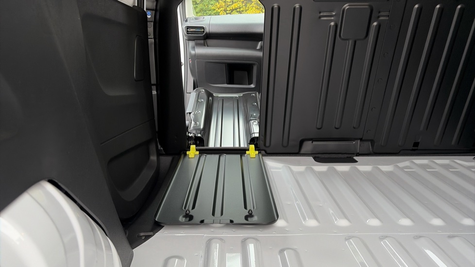 Vauxhall Combo Cargo Combo Electric 100kW Pro 52kWh H1 Van Auto - Image 39