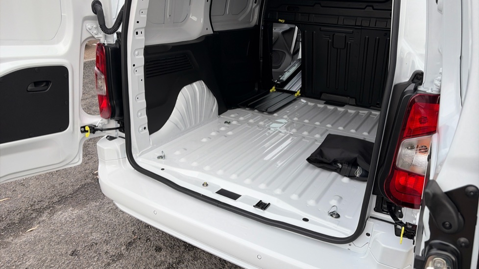 Vauxhall Combo Cargo Combo Electric 100kW Pro 52kWh H1 Van Auto - Image 40