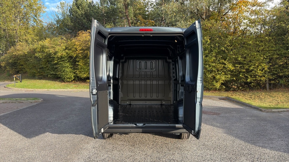 Peugeot Boxer 3500 L2 Diesel 2.2 BlueHDi 140 H2 Van Professional - Image 3