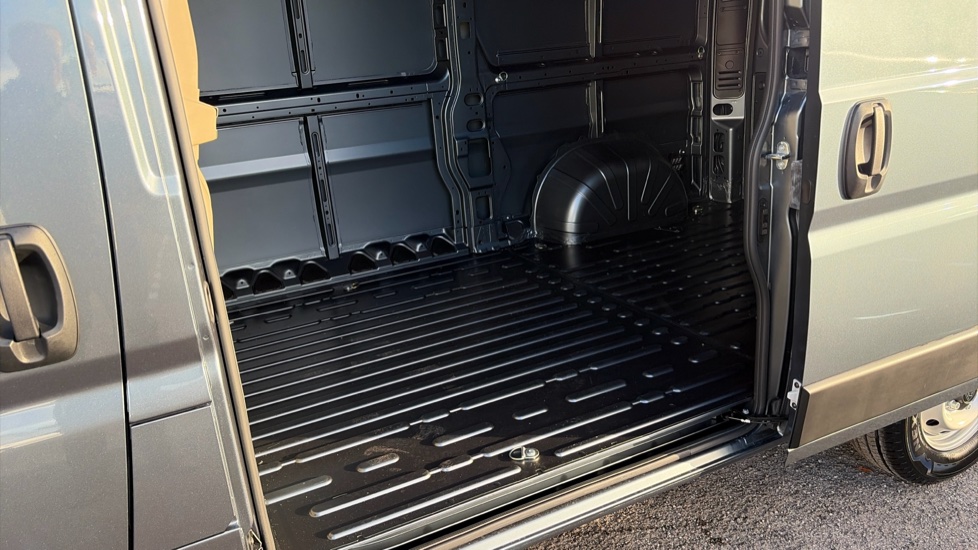 Peugeot Boxer 3500 L2 Diesel 2.2 BlueHDi 140 H2 Van Professional - Image 5