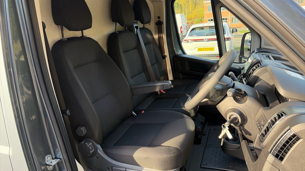 Peugeot Boxer 3500 L2 Diesel 2.2 BlueHDi 140 H2 Van Professional - Image 6
