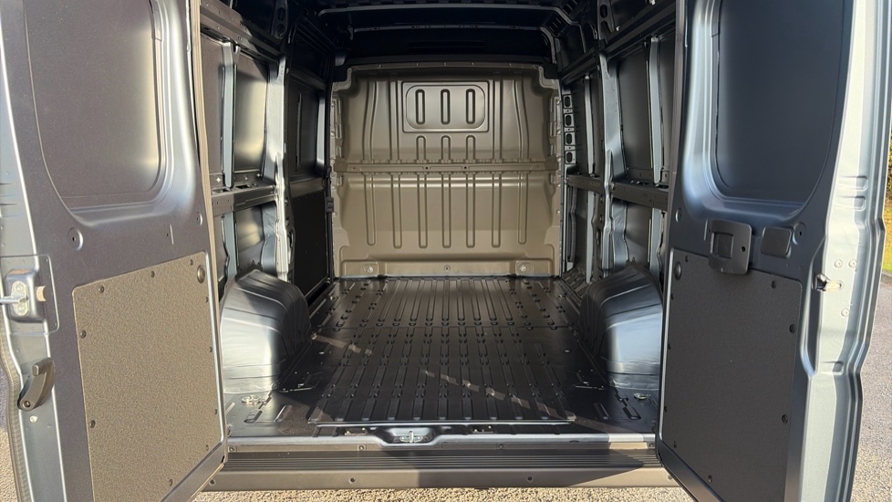 Peugeot Boxer 3500 L2 Diesel 2.2 BlueHDi 140 H2 Van Professional - Image 12