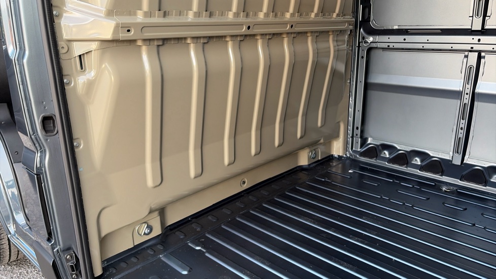 Peugeot Boxer 3500 L2 Diesel 2.2 BlueHDi 140 H2 Van Professional - Image 18