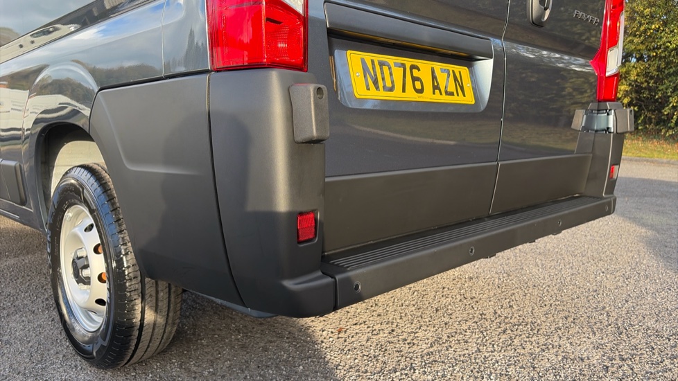 Peugeot Boxer 3500 L2 Diesel 2.2 BlueHDi 140 H2 Van Professional - Image 21