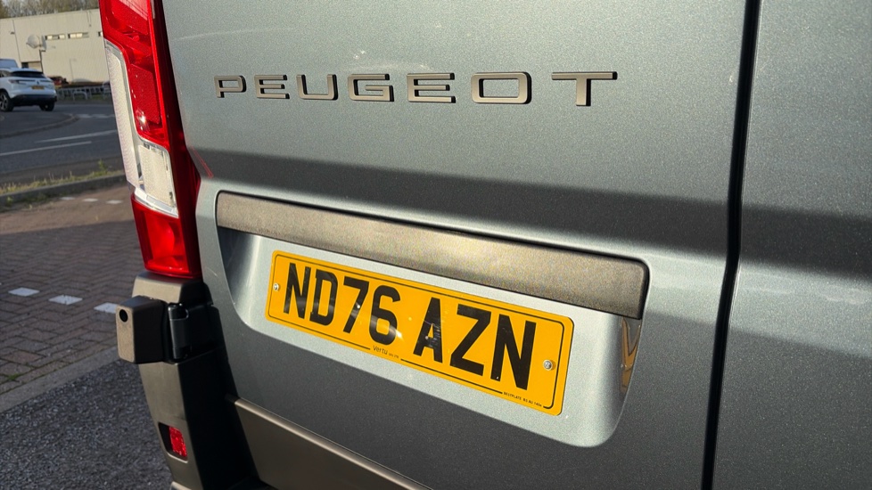 Peugeot Boxer 3500 L2 Diesel 2.2 BlueHDi 140 H2 Van Professional - Image 22
