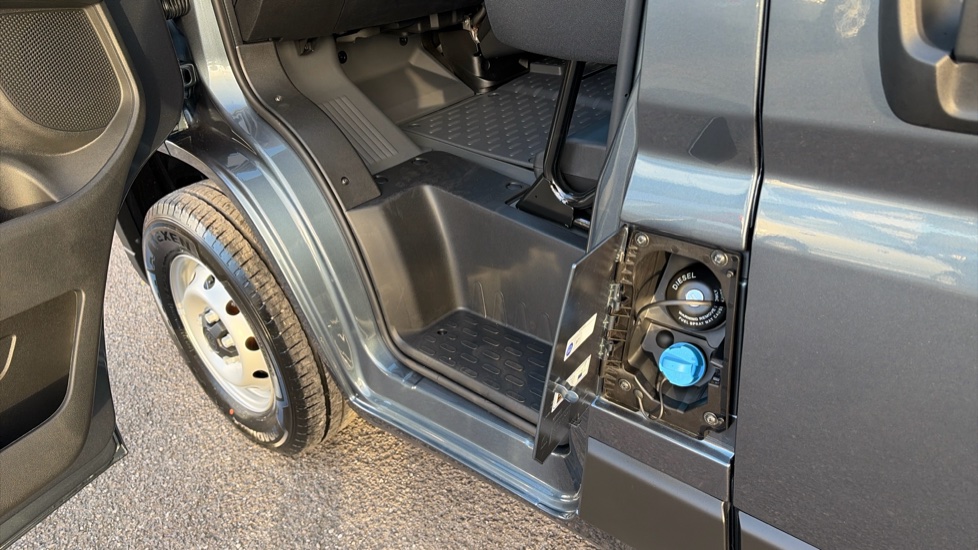 Peugeot Boxer 3500 L2 Diesel 2.2 BlueHDi 140 H2 Van Professional - Image 32