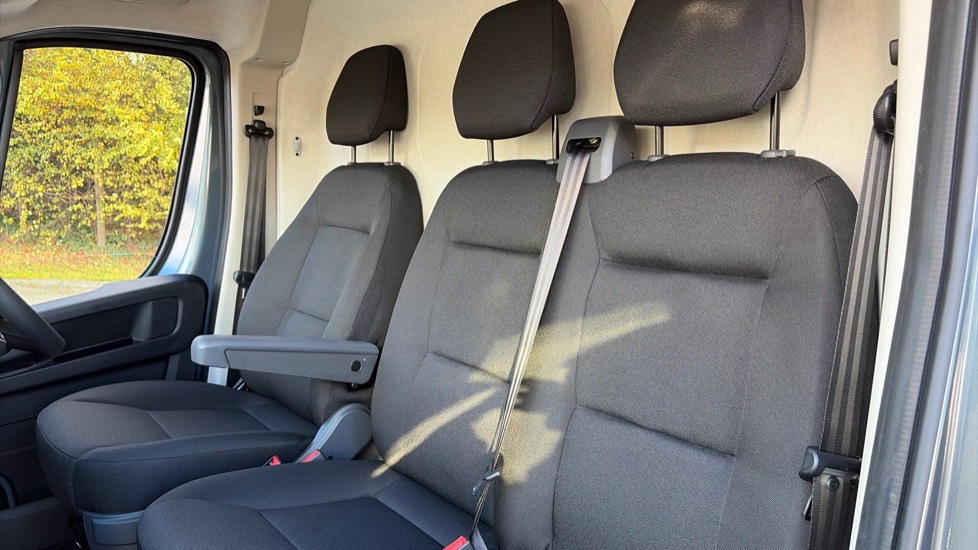 Peugeot Boxer 3500 L2 Diesel 2.2 BlueHDi 140 H2 Van Professional - Image 34