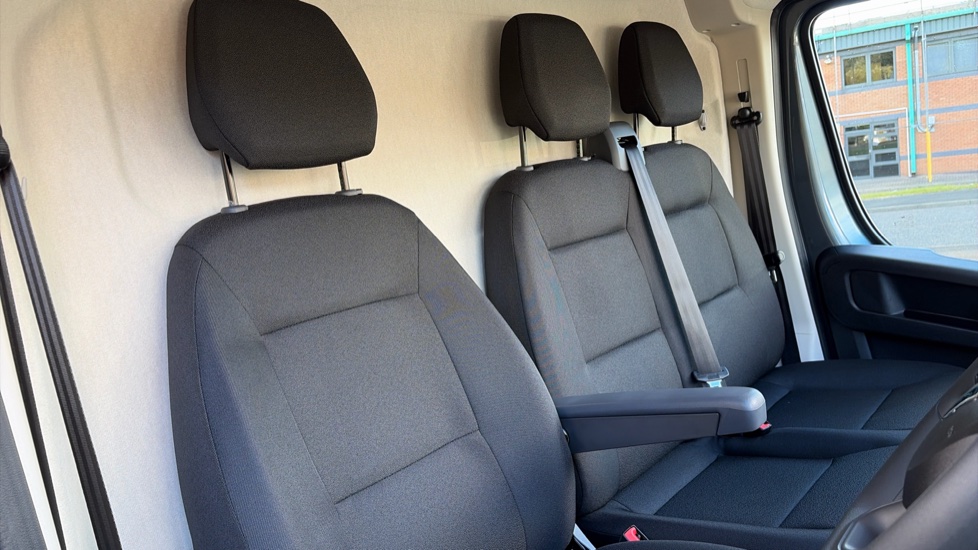 Peugeot Boxer 3500 L2 Diesel 2.2 BlueHDi 140 H2 Van Professional - Image 35