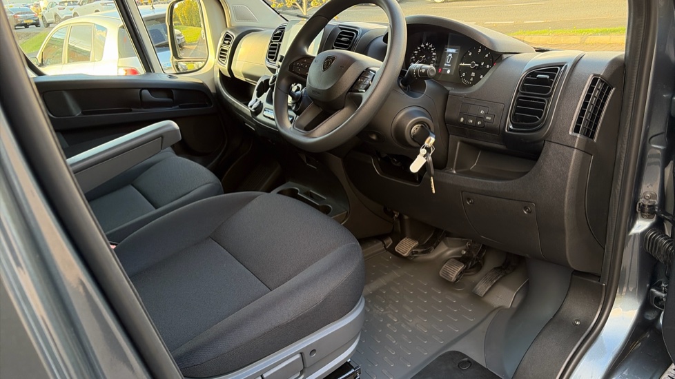 Peugeot Boxer 3500 L2 Diesel 2.2 BlueHDi 140 H2 Van Professional - Image 36