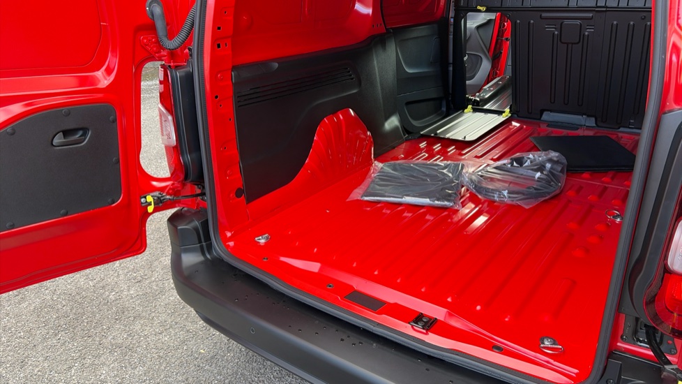Vauxhall Combo Cargo Combo Xl Electric 100kW Prime Plus 52kWh H1 Van Auto - Image 37
