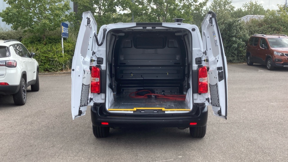 Peugeot Expert E-L1 100kW 49kWh Professional Van Auto - Image 3