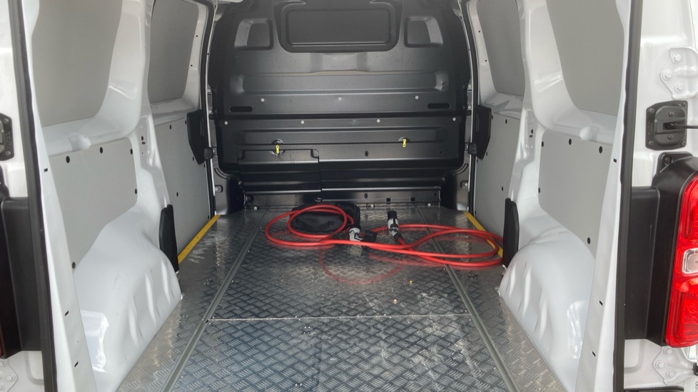 Peugeot Expert E-L1 100kW 49kWh Professional Van Auto - Image 12