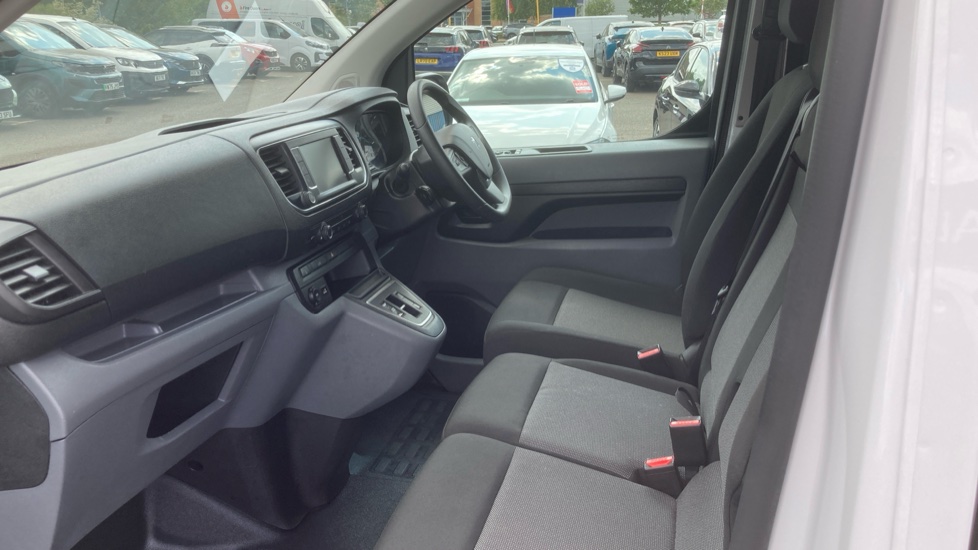 Peugeot Expert E-L1 100kW 49kWh Professional Van Auto - Image 13