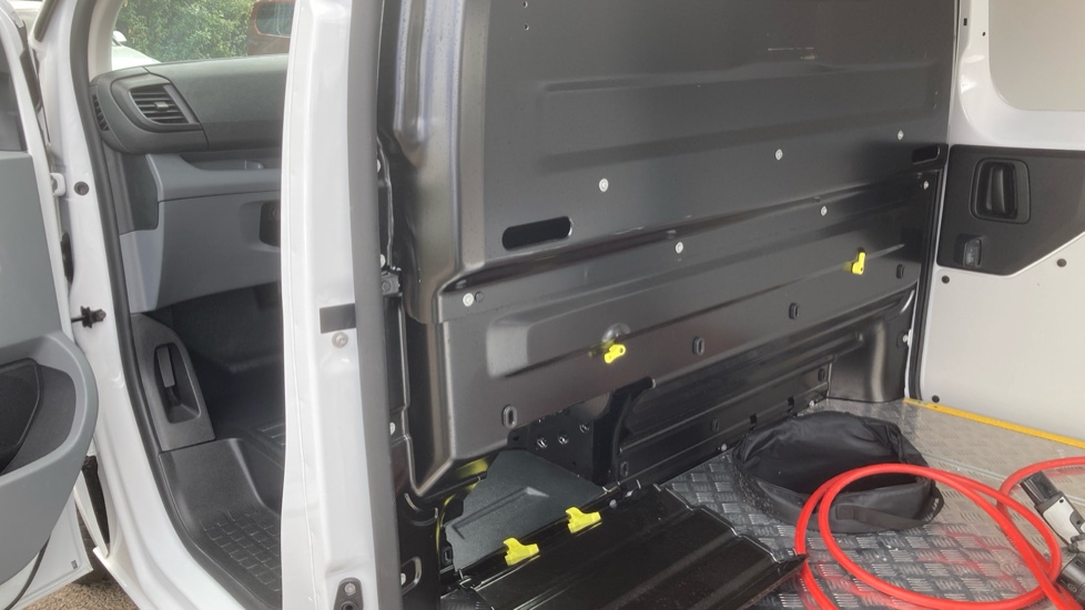 Peugeot Expert E-L1 100kW 49kWh Professional Van Auto - Image 18