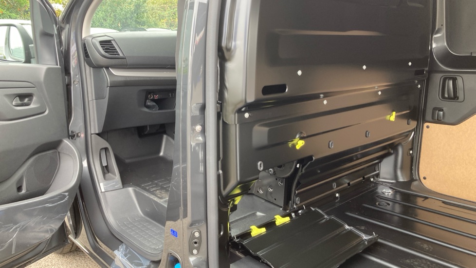 Peugeot Expert L2 Diesel 2.2 BlueHDi 150 Asphalt Van - Image 18