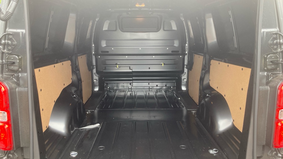 Peugeot Expert Xl Diesel 2.2 BlueHDi 150 Professional Van - Image 12
