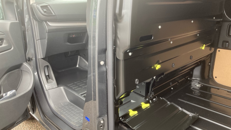 Peugeot Expert Xl Diesel 2.2 BlueHDi 150 Professional Van - Image 18
