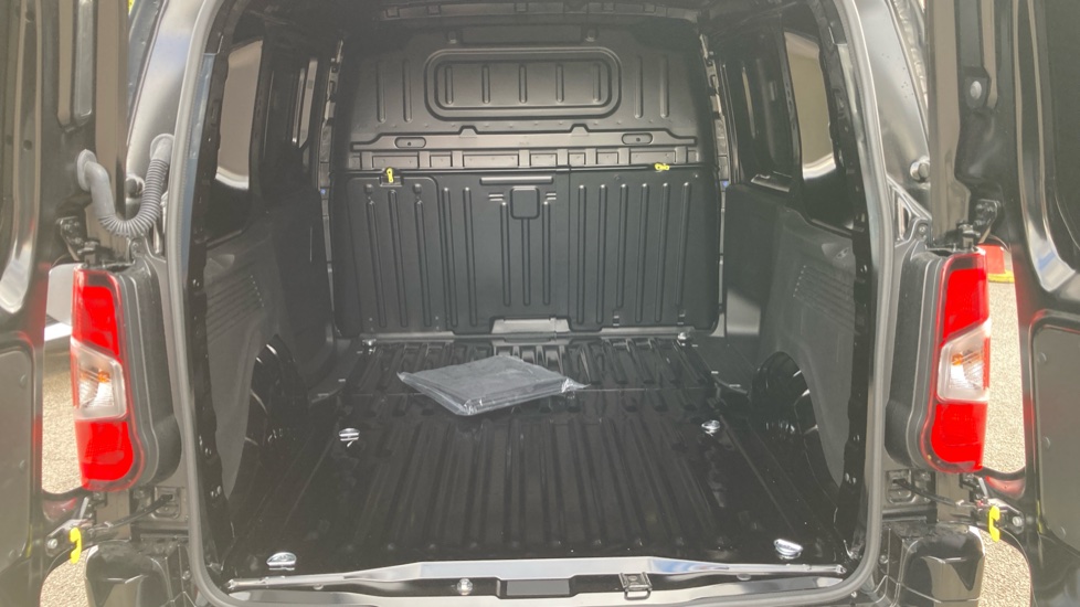 Peugeot Partner M Diesel 1.5 BlueHDi 130 Asphalt Van EAT8 - Image 12