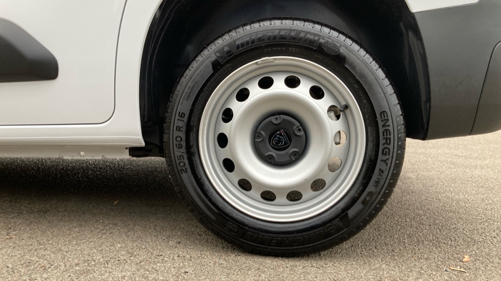 Peugeot Partner Standard Diesel 1.5 BlueHDi 100 Professional Van - Image 17