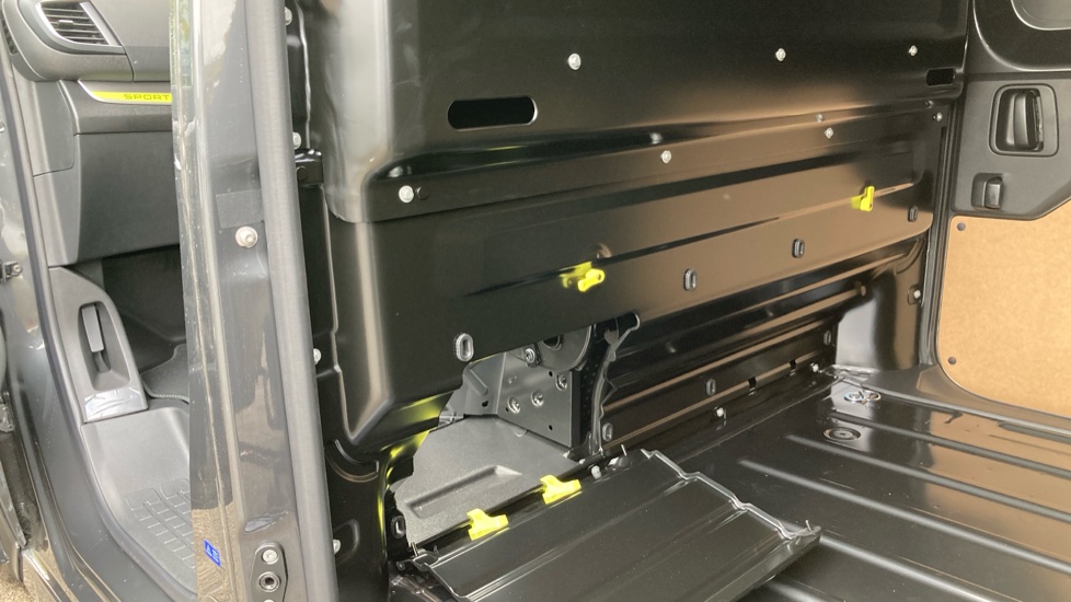 Peugeot Expert M Diesel Special Edition 2.2 180 Sport Van EAT8 - Image 18