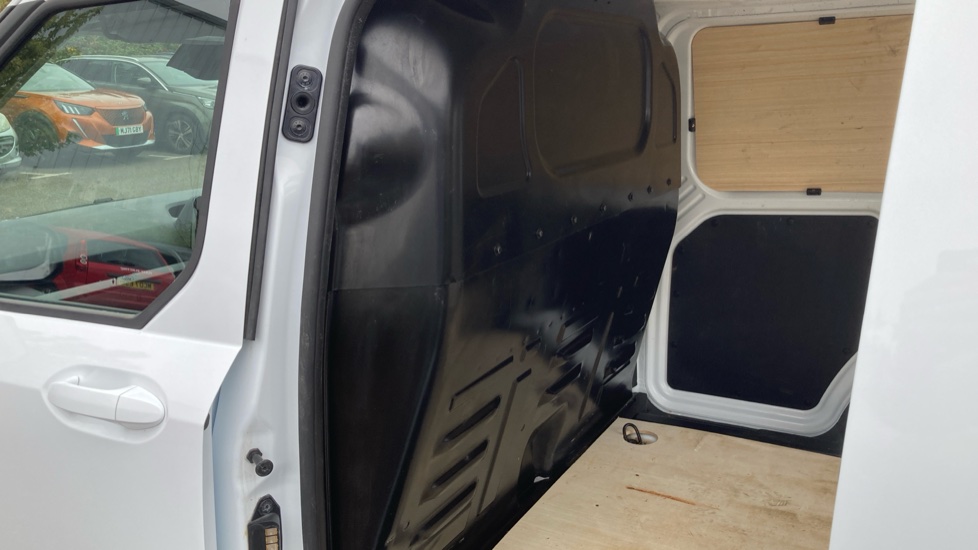 Ford Transit Courier Petrol 1.0 EcoBoost 125ps Limited Van Auto - Image 18