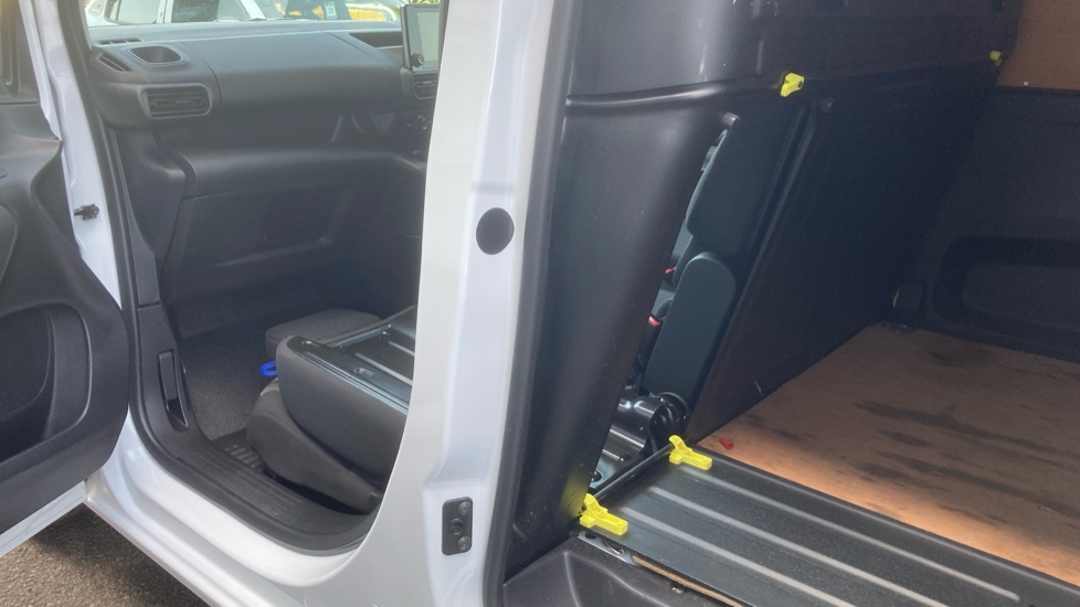 Peugeot Partner Standard Diesel 1000 1.5 BlueHDi 100 Professional Premium + Van - Image 18