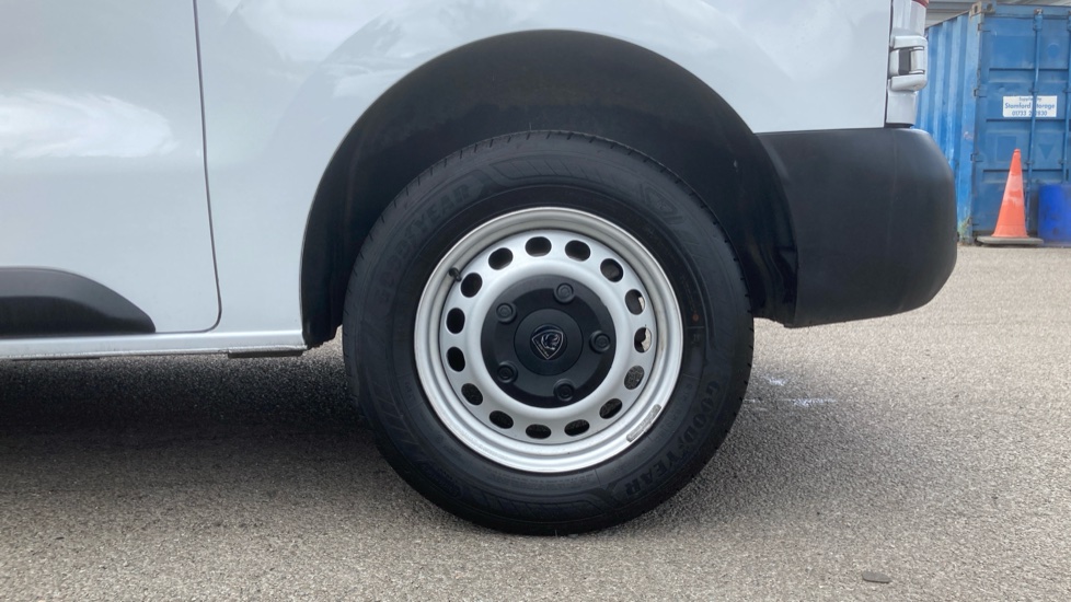 Peugeot Expert L1 Diesel 1.5 BlueHDi 120 Professional Van - Image 17