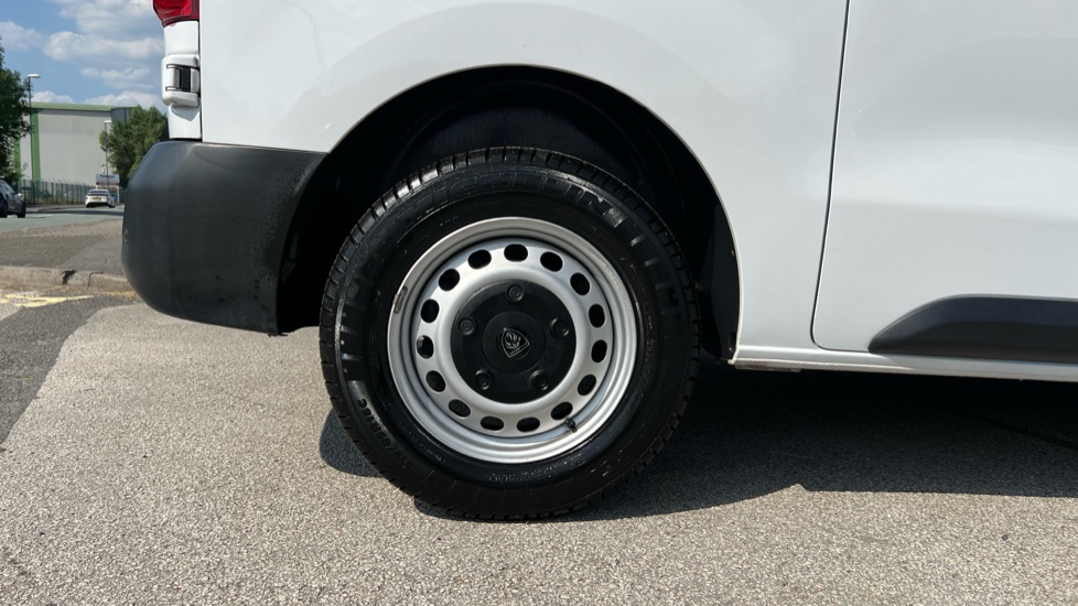 Peugeot Expert L1 Diesel 1.5 BlueHDi 120 Professional Van - Image 17