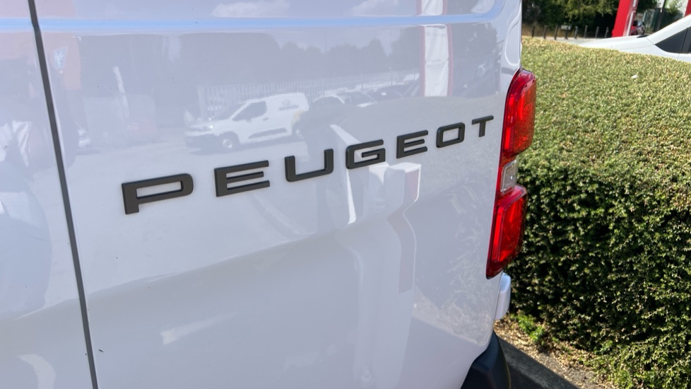 Peugeot Expert L1 Diesel 1.5 BlueHDi 120 Professional Van - Image 34