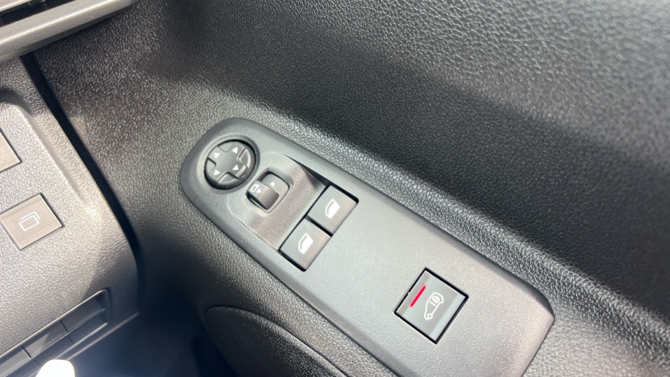 Vauxhall Combo Cargo Combo Xl Diesel 1.5 Turbo D 100ps Pro H1 Van - Image 33