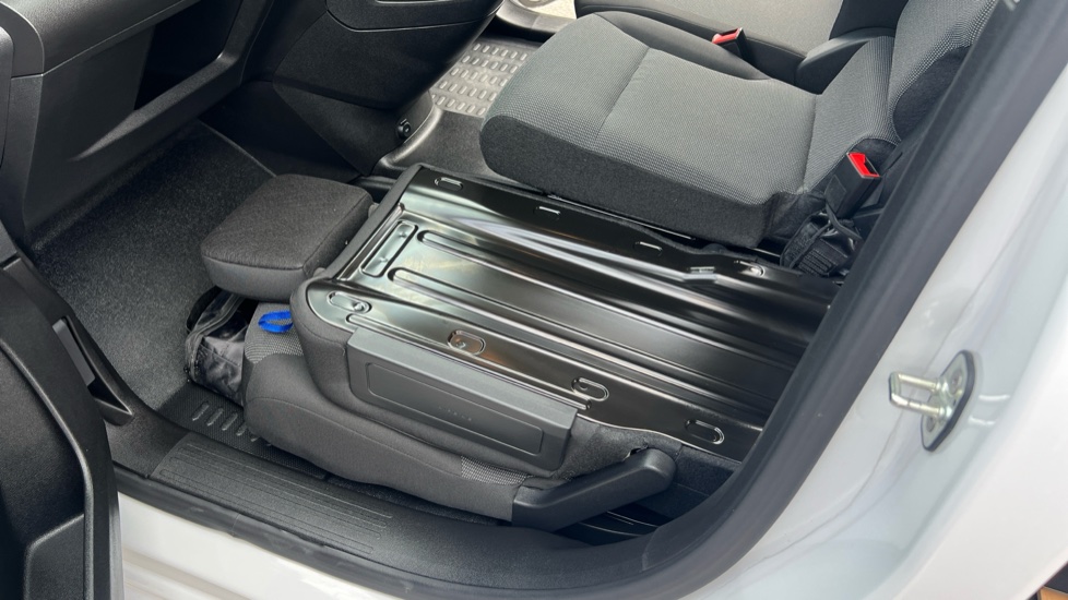 Vauxhall Combo Cargo Combo Xl Diesel 1.5 Turbo D 100ps Pro H1 Van - Image 35