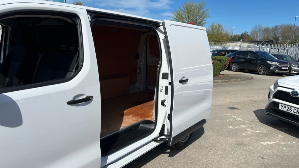 Peugeot Expert L2 Diesel 1.5 BlueHDi 120 Professional Van - Image 5