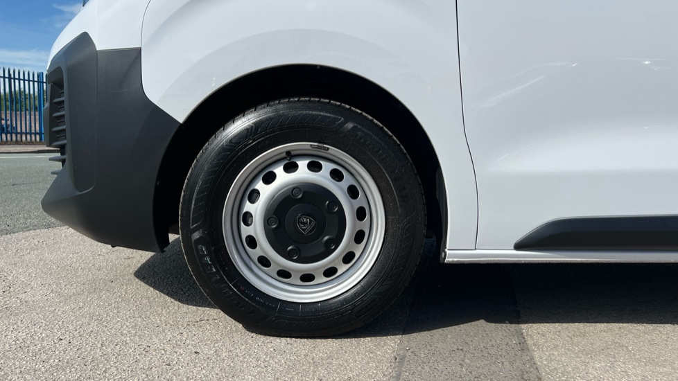 Peugeot Expert L2 Diesel 1.5 BlueHDi 120 Professional Van - Image 17