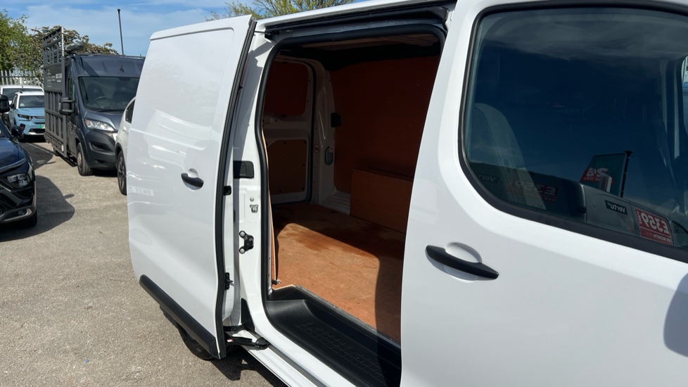 Peugeot Expert L2 Diesel 1.5 BlueHDi 120 Professional Van - Image 38